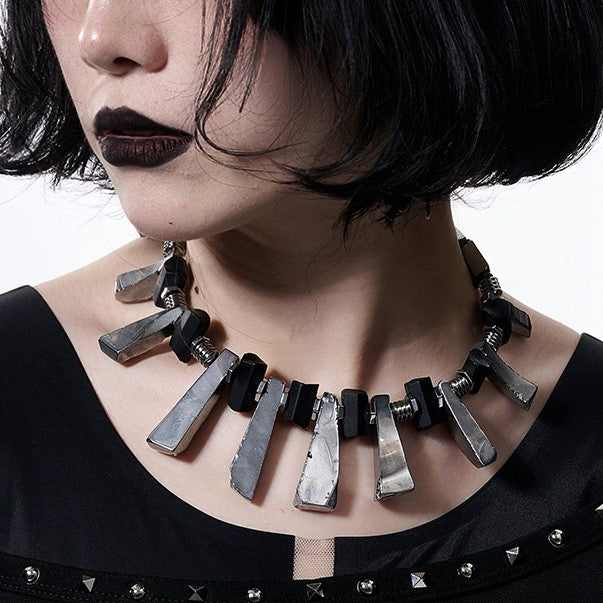 RUINS NECKLACE Z36