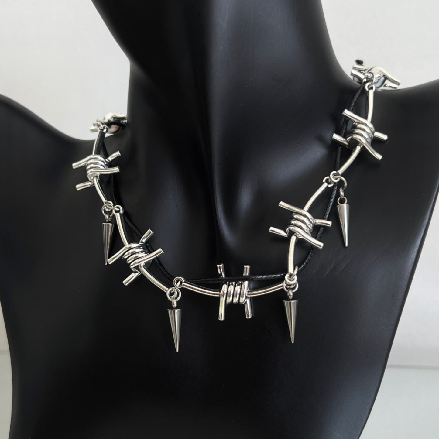 BARBED WIRE NECKLACE Z170