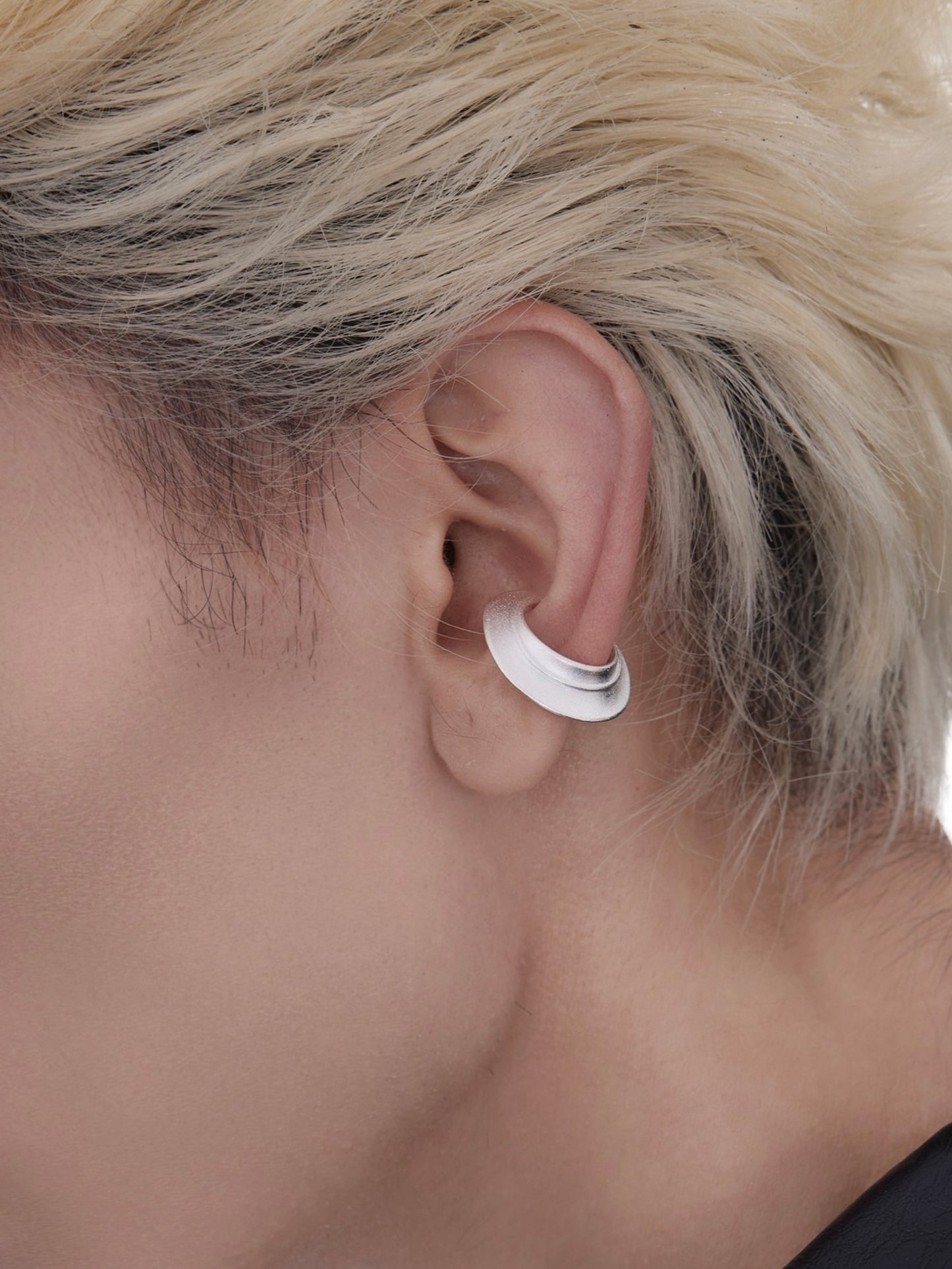 WHITE BONE EAR CUFF Z63